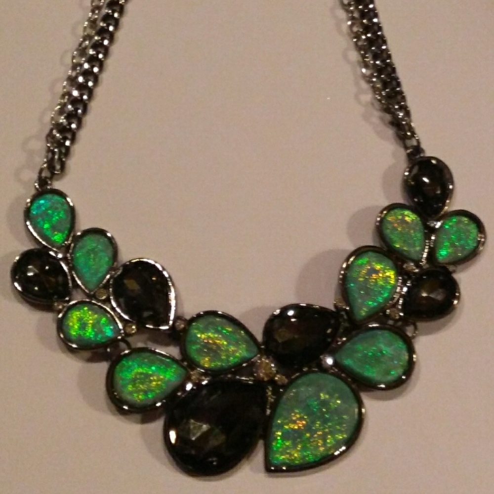 SALE❣ NEW Opalescent Green Smokey Stone Bib - Picture 2 of 8